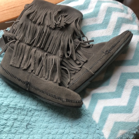 Minnetonka Gray Moccasin 3-Layer Fringe Boot Sz 8 - Picture 2 of 3